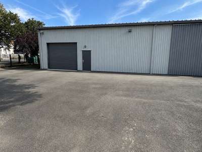 A LOUER : Local d'activité 195 m2 ou 160 m2 -