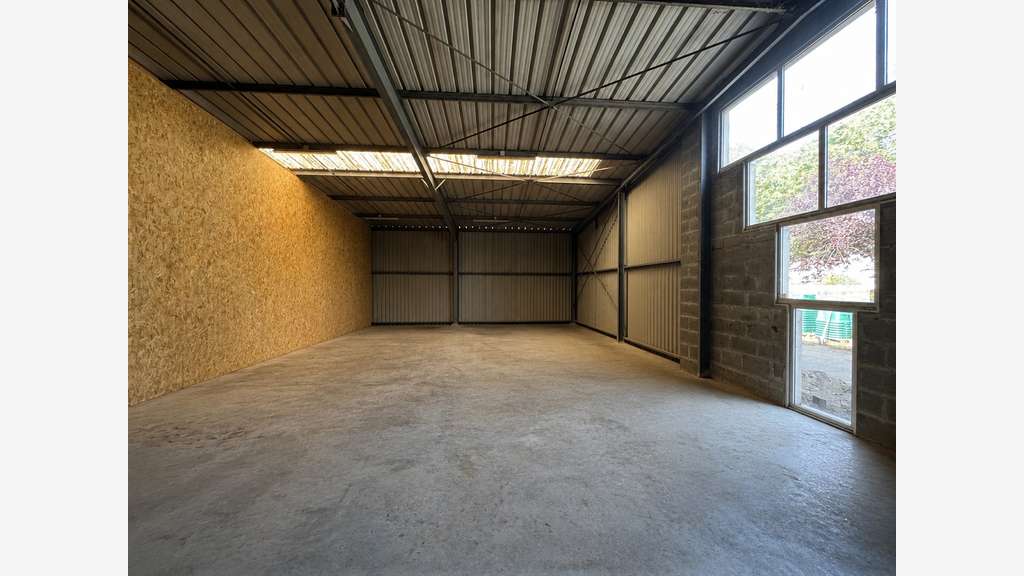 A LOUER : Local d'activité 195 m2 ou 160 m2 -