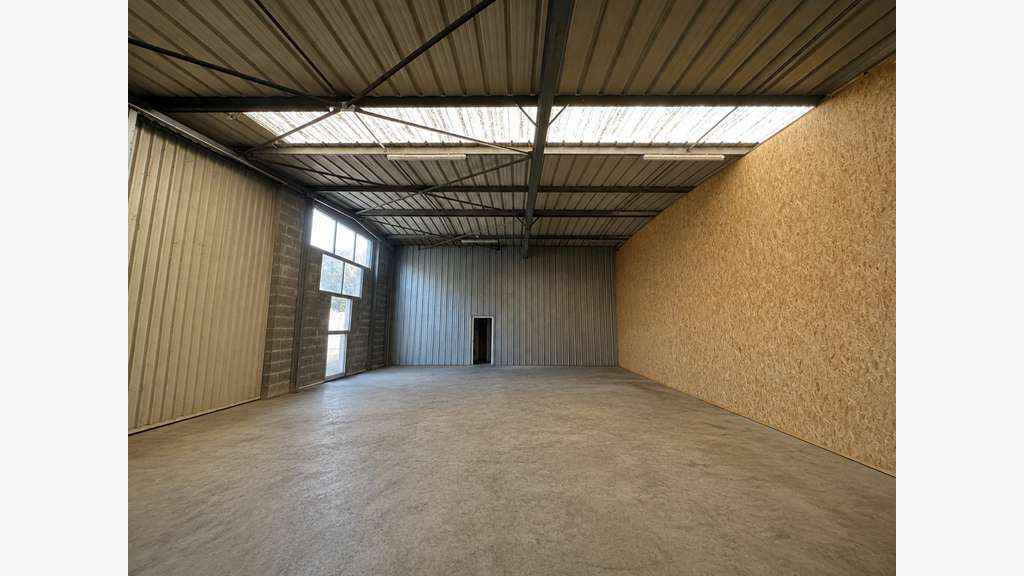 A LOUER : Local d'activité 195 m2 ou 160 m2 -