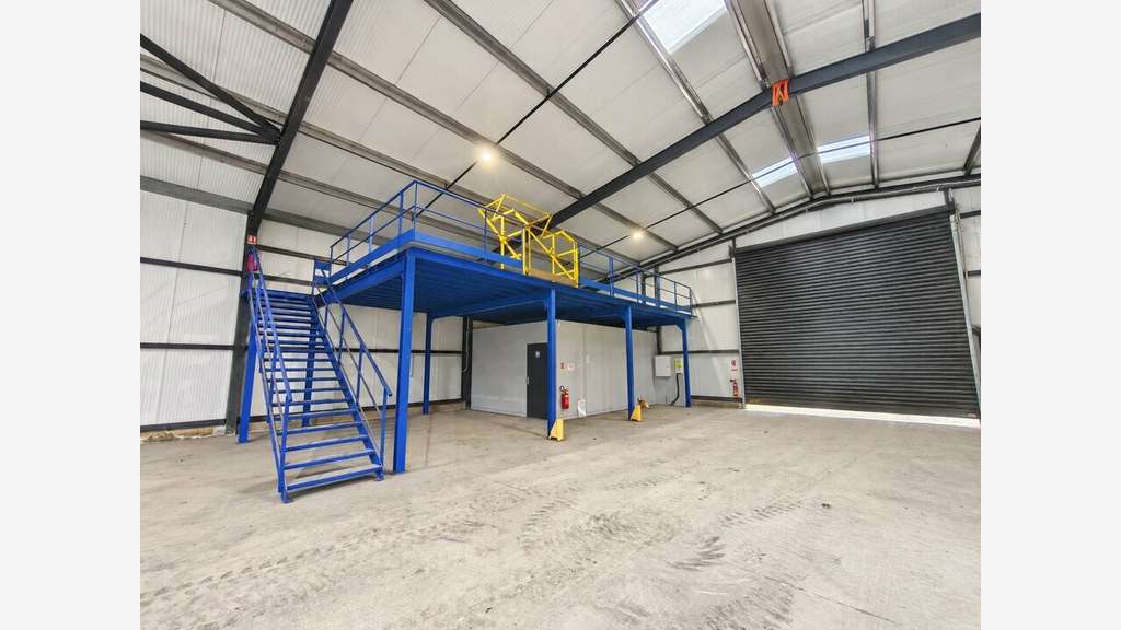 Local d'activité récent 670m² à louer à Narrosse