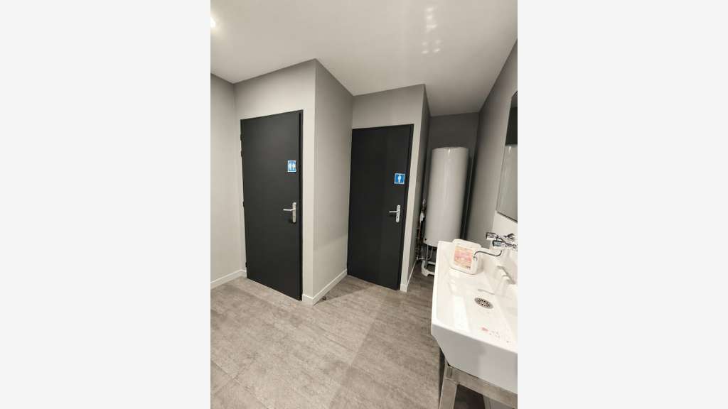Local d'activité récent 670m² à louer à Narrosse