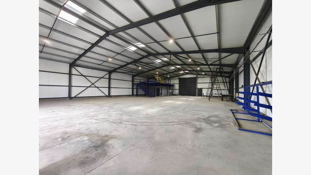 Local d'activité récent 670m² à louer à Narrosse
