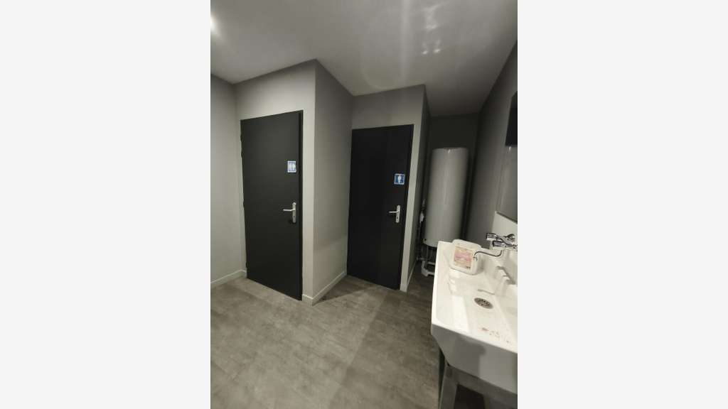 Local d'activité récent 670m² à louer à Narrosse