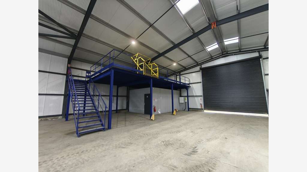 Local d'activité récent 670m² à louer à Narrosse