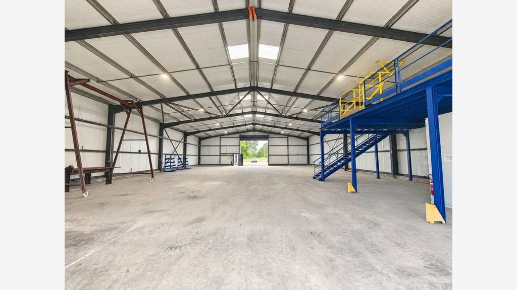 Local d'activité récent 670m² à louer à Narrosse