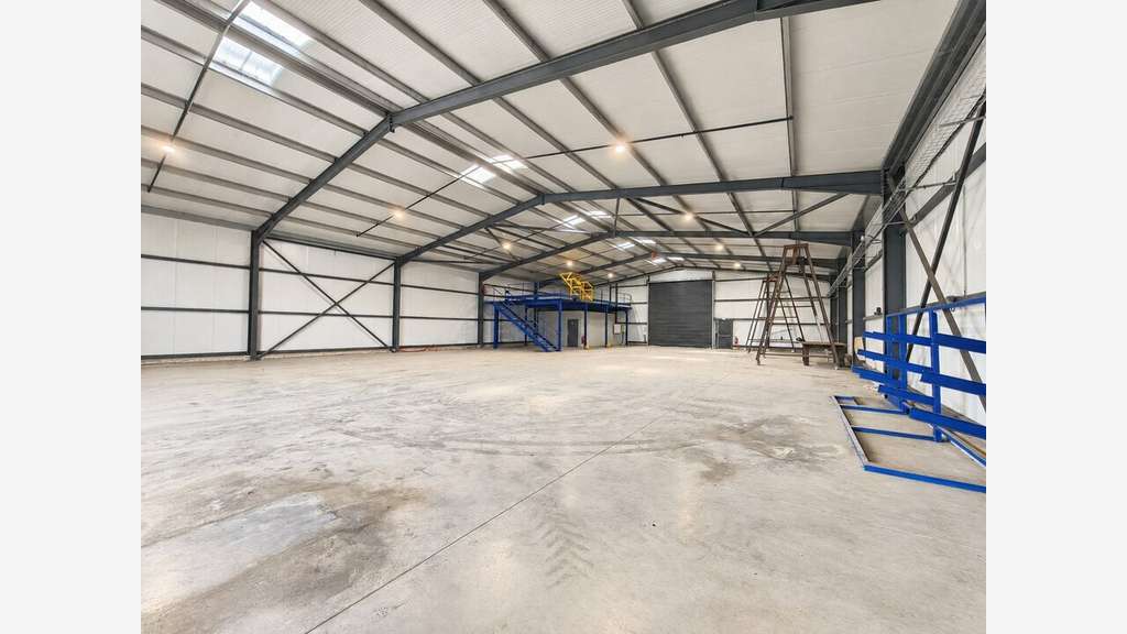 Local d'activité récent 670m² à louer à Narrosse