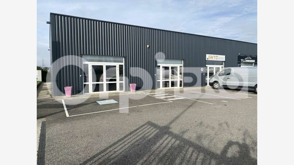 Local d'activité avec bureau stockage et parking
