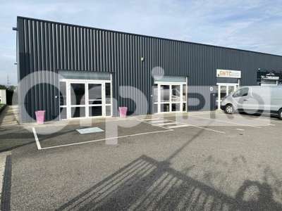 Local d'activité avec bureau stockage et parking