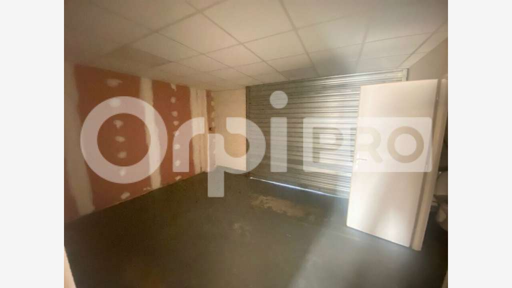 Local d'activité avec bureau stockage et parking