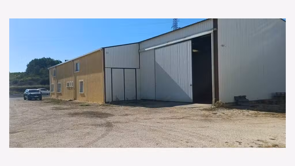 LOCAUX D'ACTIVITE AVEC GRAND TERRAIN
