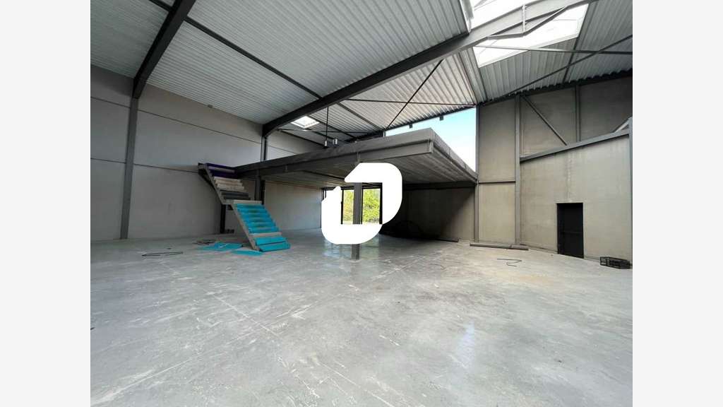 A louer Local d'activité 947m² Neuville en ferrain
