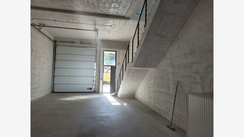 Dépôt 168m² à louer à Neuville sur Saône