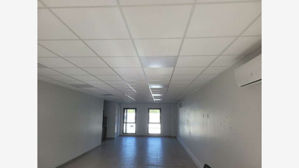 Dépôt 181m² à louer à Neuville sur Saône