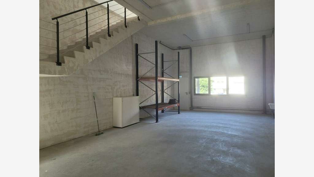 Dépôt 181m² à louer à Neuville sur Saône