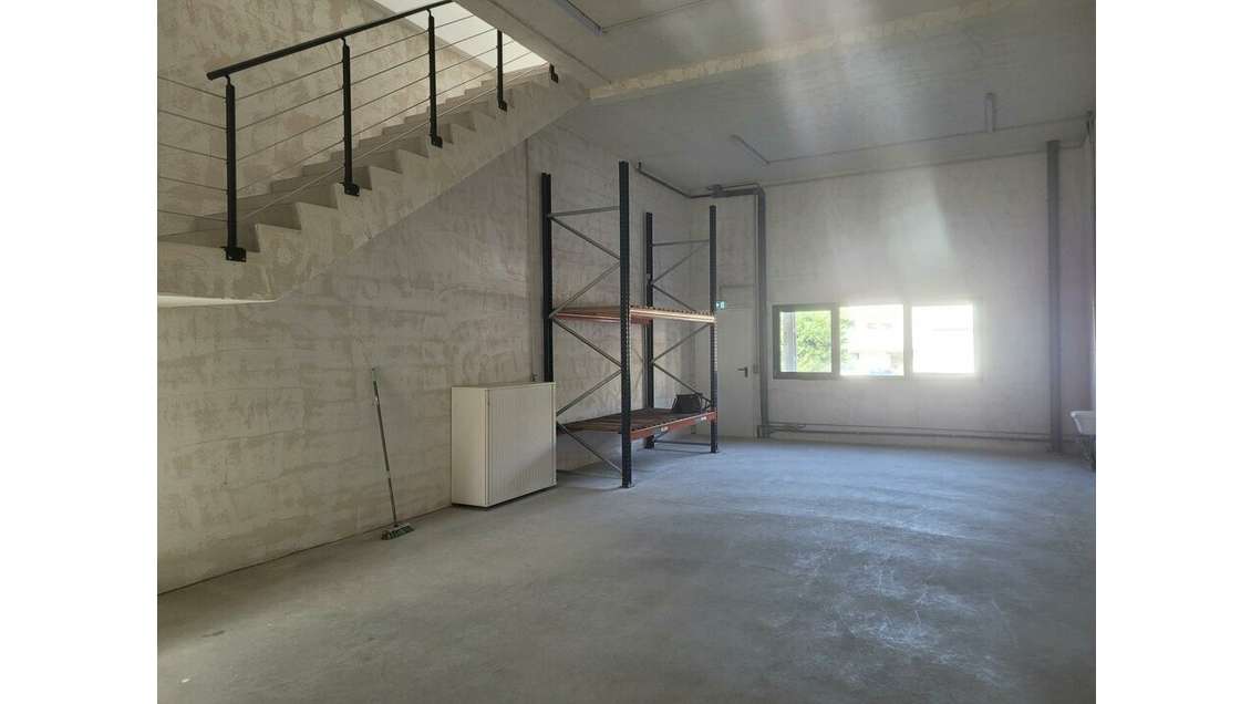 Dépôt 181m² à louer à Neuville sur Saône 