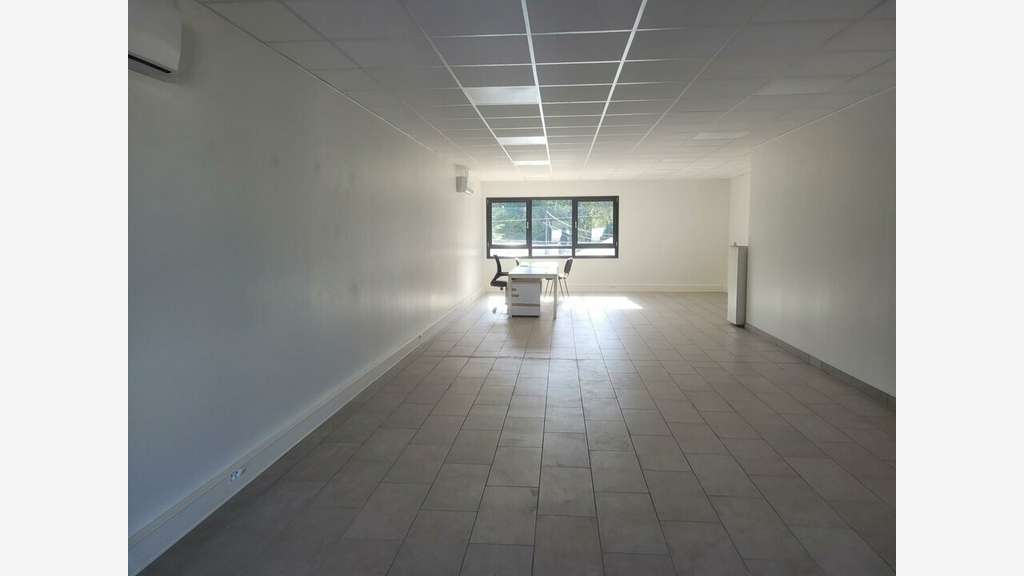 Dépôt 181m² à louer à Neuville sur Saône