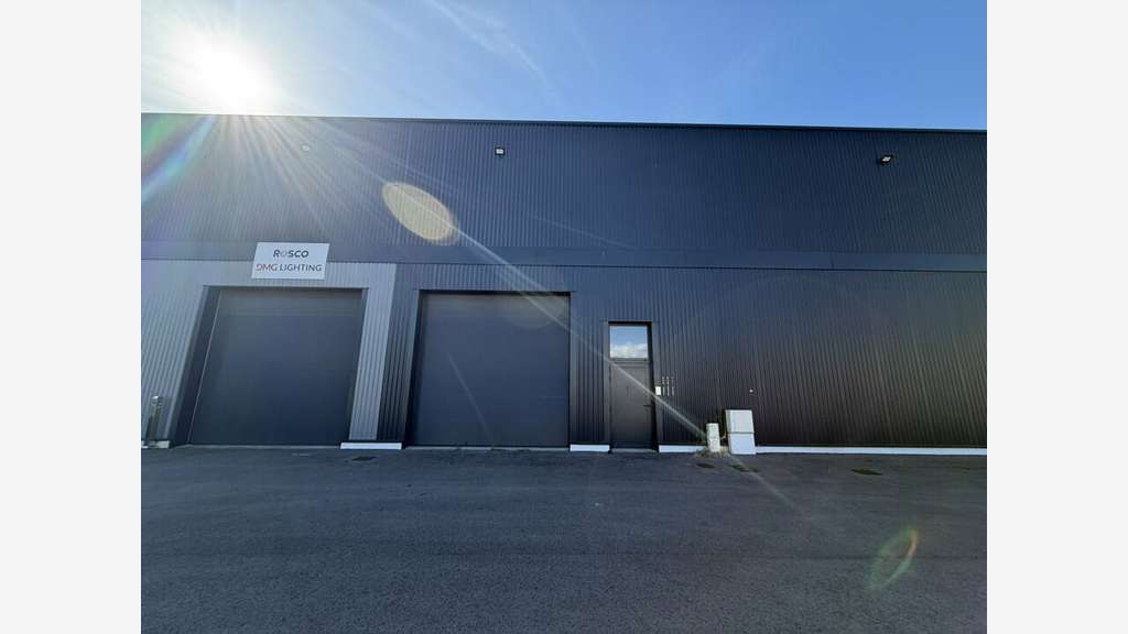 Locaux fonctionnels à louer à Neuville sur Saône