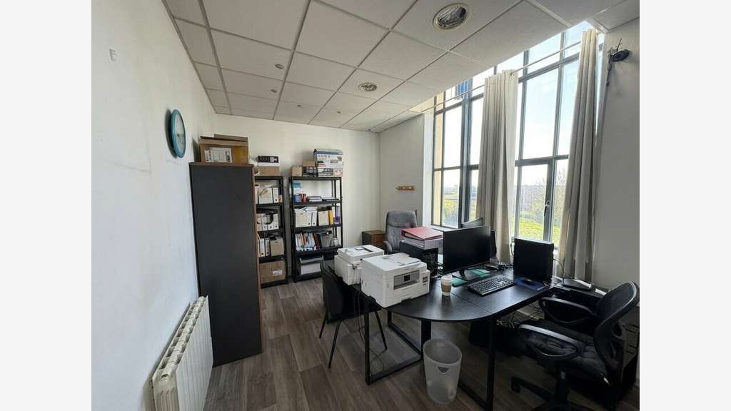 Locaux fonctionnels à louer à Neuville sur Saône