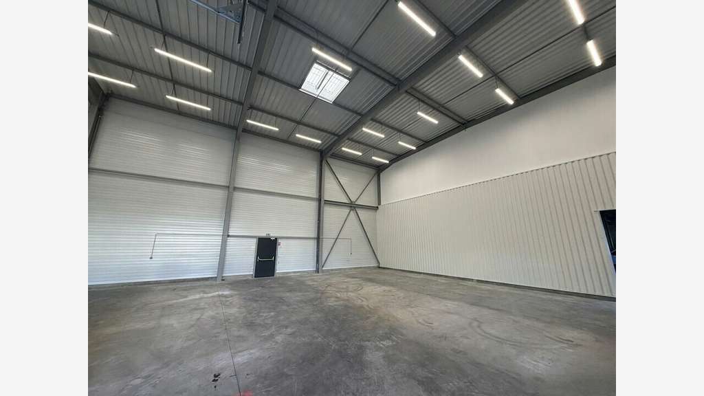 Locaux fonctionnels à louer à Neuville sur Saône