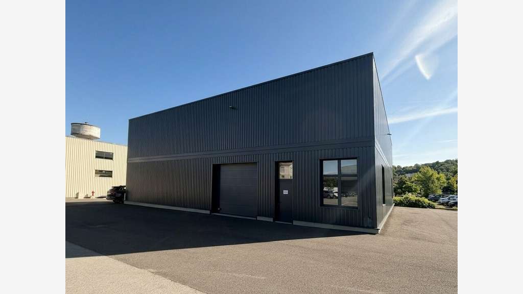 Locaux fonctionnels à louer à Neuville sur Saône