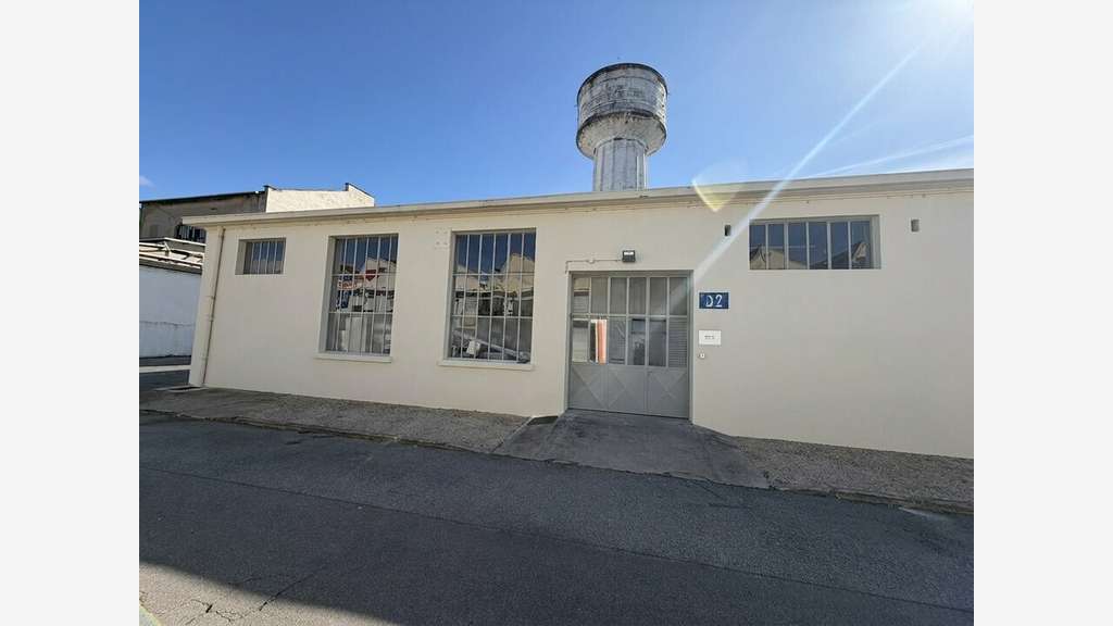 Locaux fonctionnels à louer à Neuville sur Saône