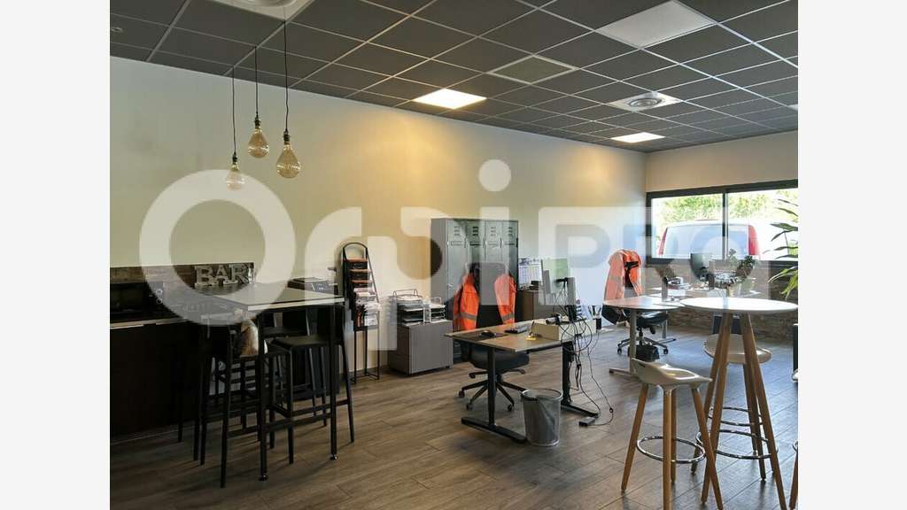 Loue locaux d'activité 1600m² à Neuville sur Saône