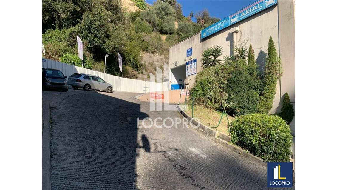 A louer local 680m² Route de Canta Galet à Nice