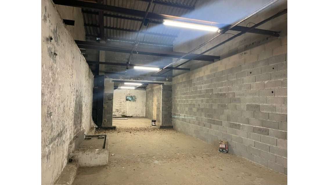 Entrepôt 110m² avec quai à louer ZA Nîmes