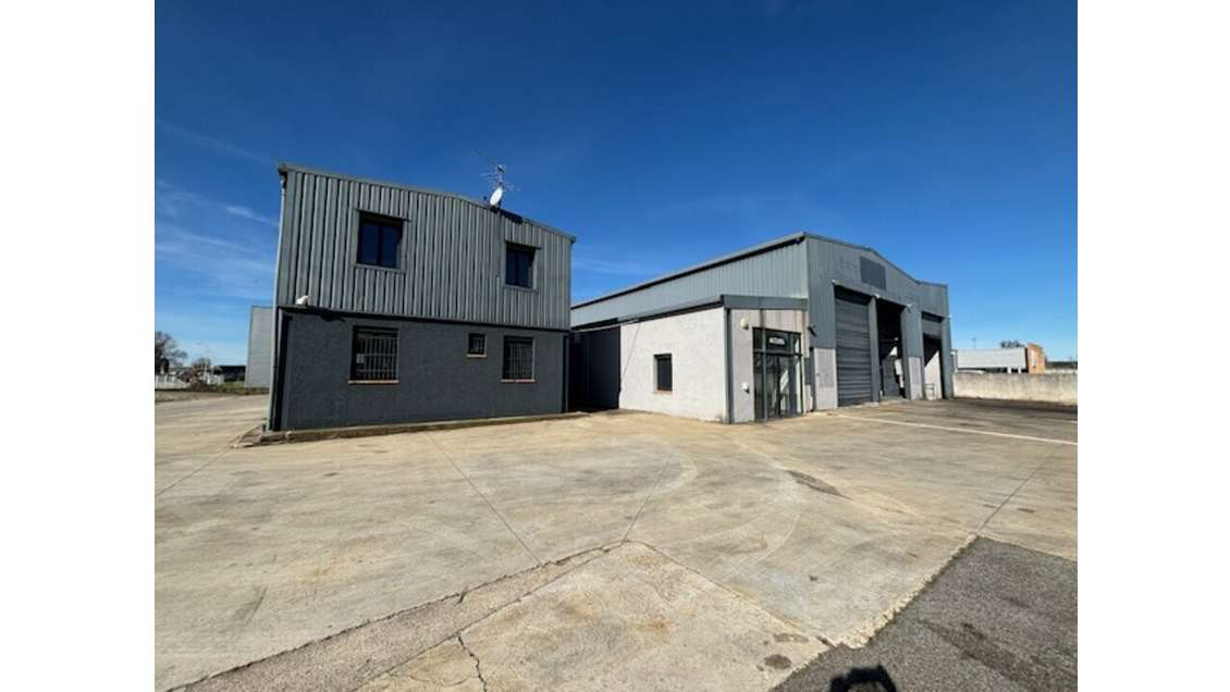 Local d'activité de 830m² à louer en ZA à Nîmes