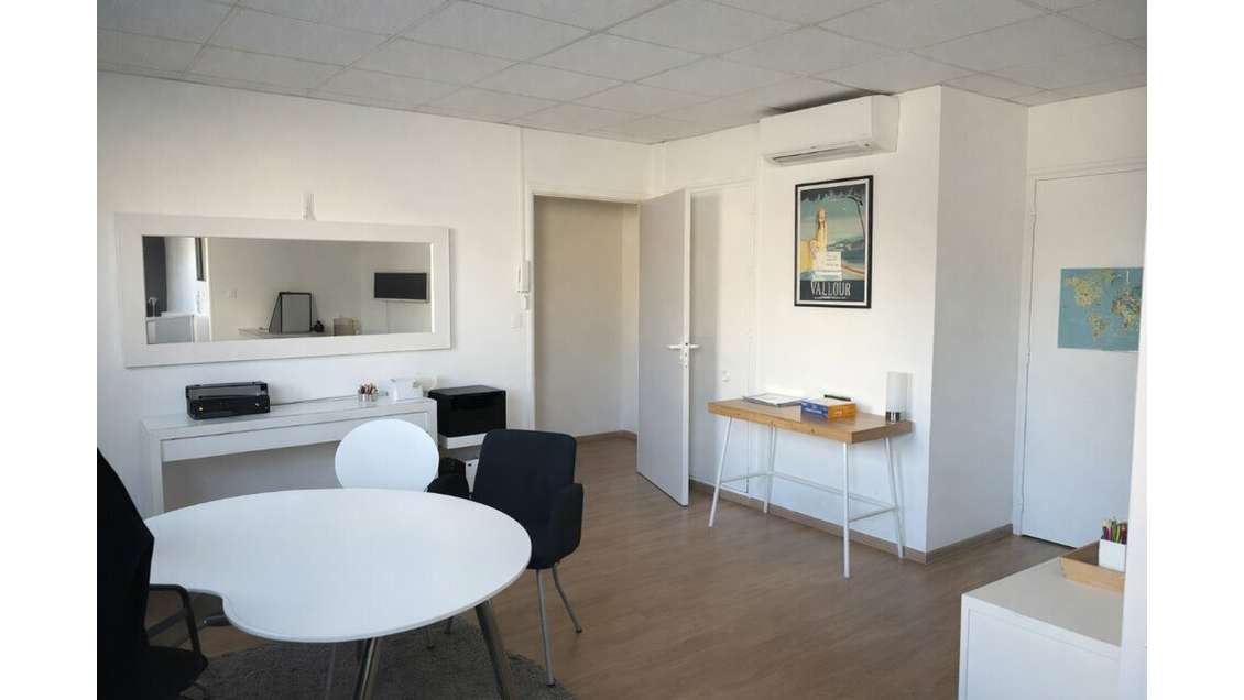 Local professionnel 99m² R+1 à louer à Nîmes