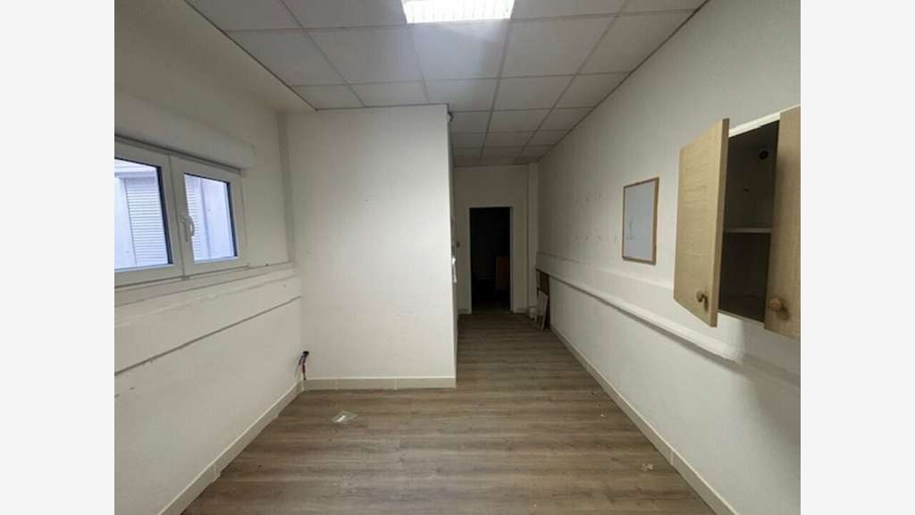 A louer locaux de 150m² accès pratique à Nîmes 