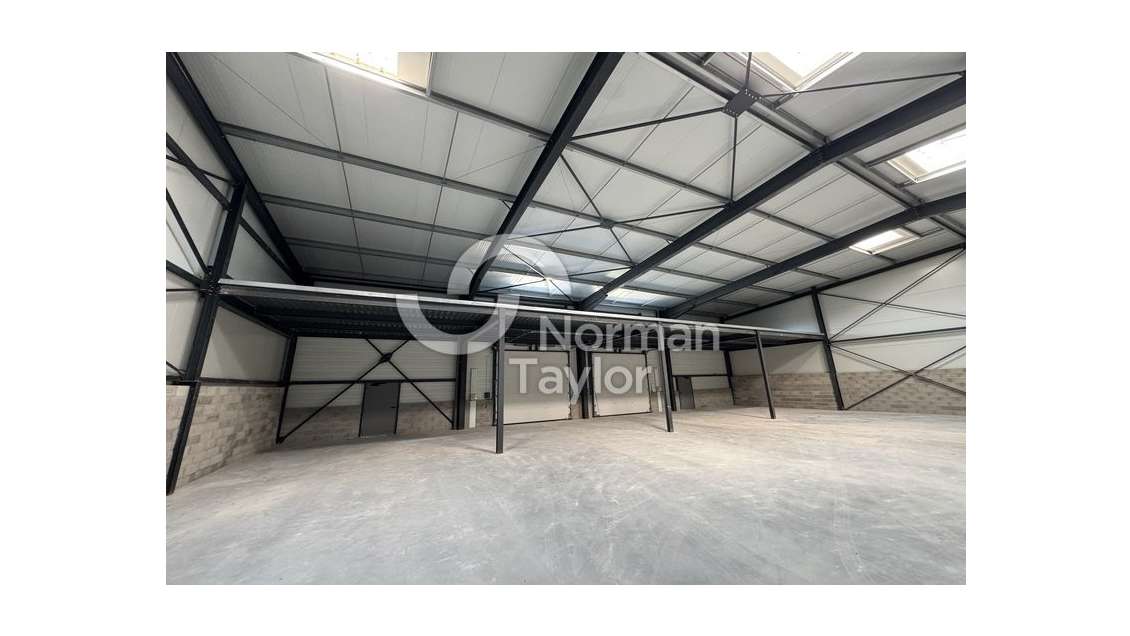 A louer locaux neufs 1240m² à Nîmes zone de Grézan