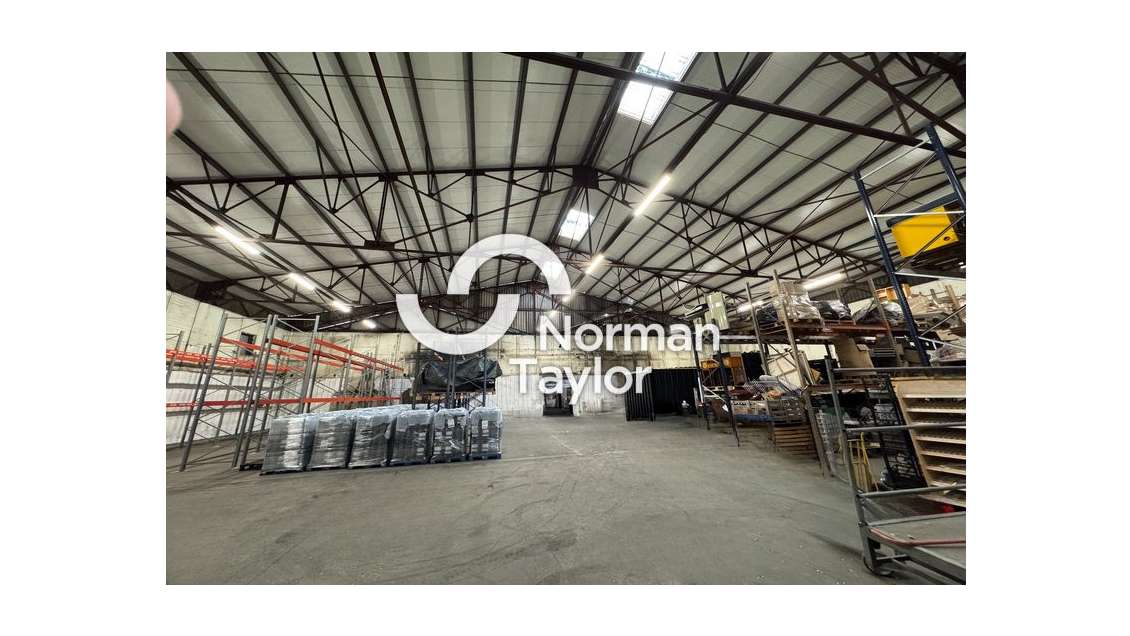 Local d'activité 825m² à louer sur Nîmes Ouest