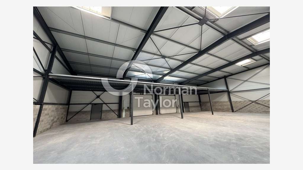 A louer locaux d'activités neufs de 1240m² à Nîmes