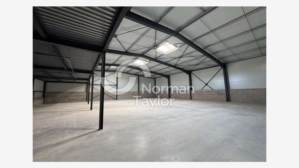 A louer locaux d'activités neufs de 1240m² à Nîmes