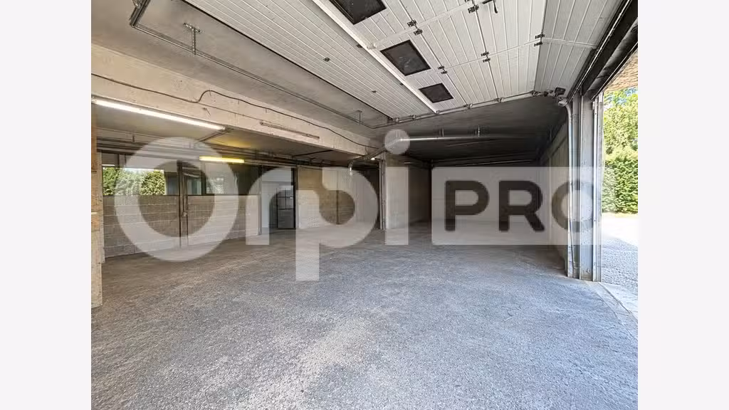 A louer local d'activité de stockage 140m² à Nîmes