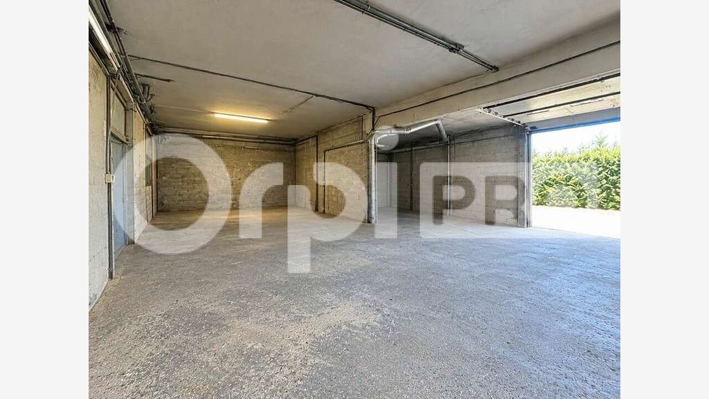 A louer local d'activité de stockage 140m² à Nîmes