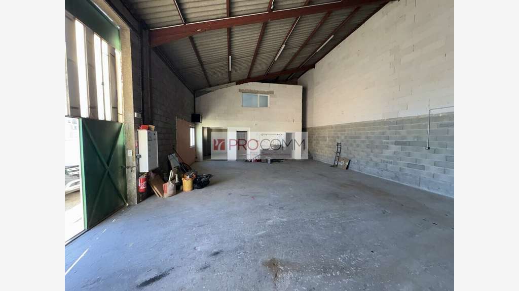Local d'activité 126m² à louer à Nîmes