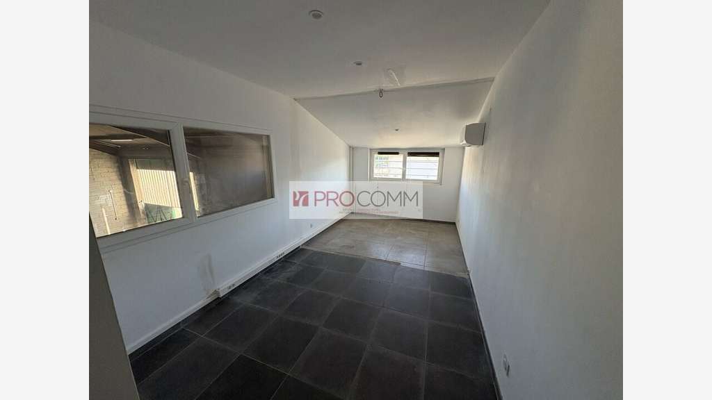 Local d'activité 126m² à louer à Nîmes