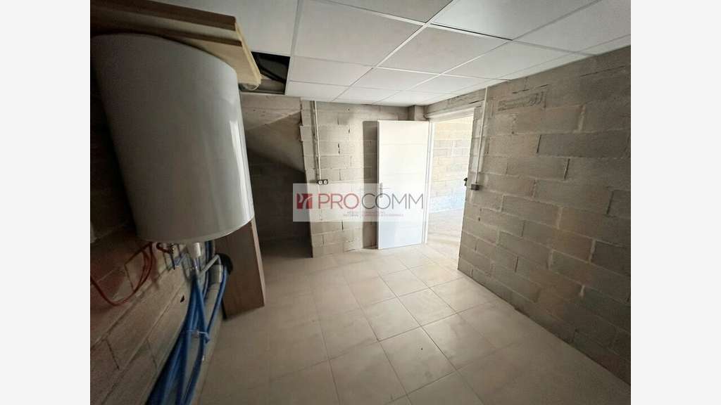 Local d'activité 126m² à louer à Nîmes