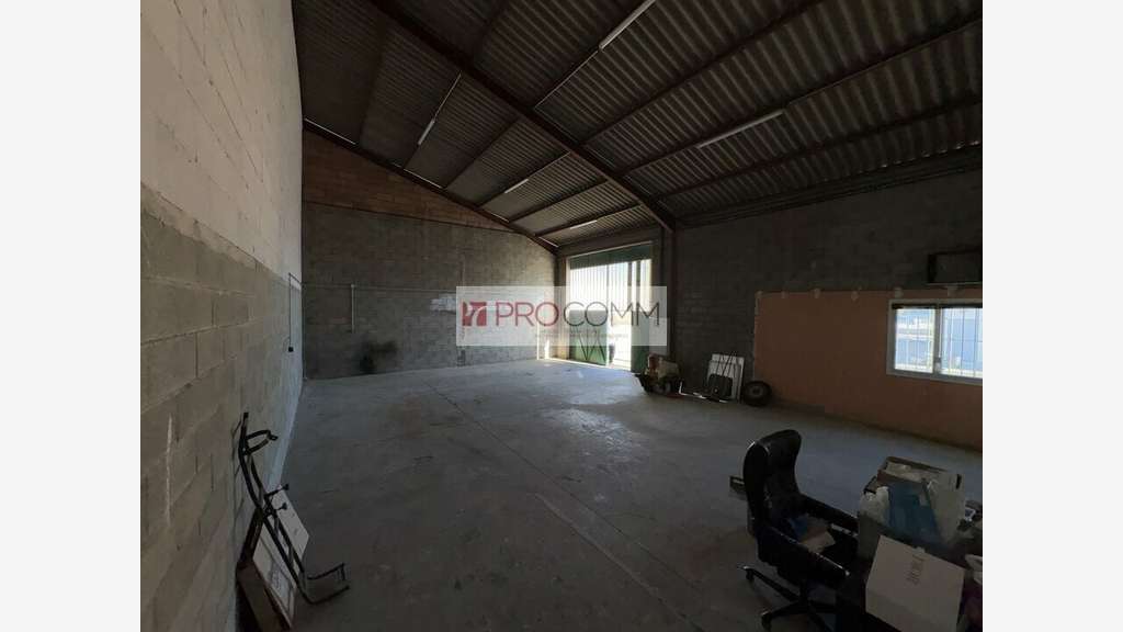 Local d'activité 126m² à louer à Nîmes