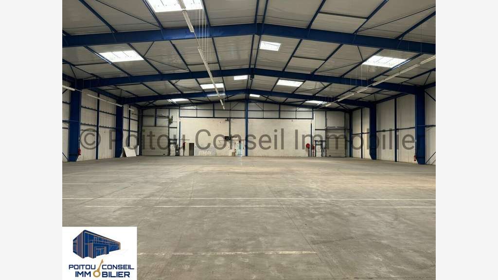 Entrepôt 1700m² à louer à Niort