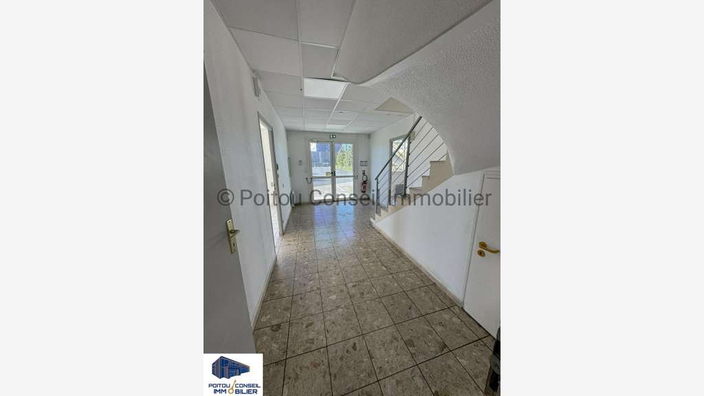 Entrepôt 1700m² à louer à Niort
