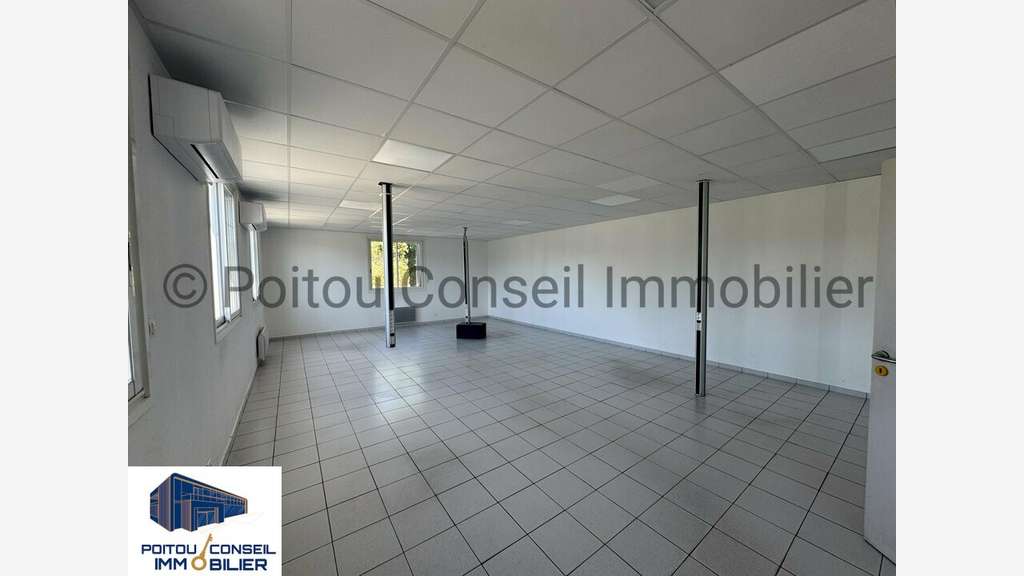 Entrepôt 1700m² à louer à Niort