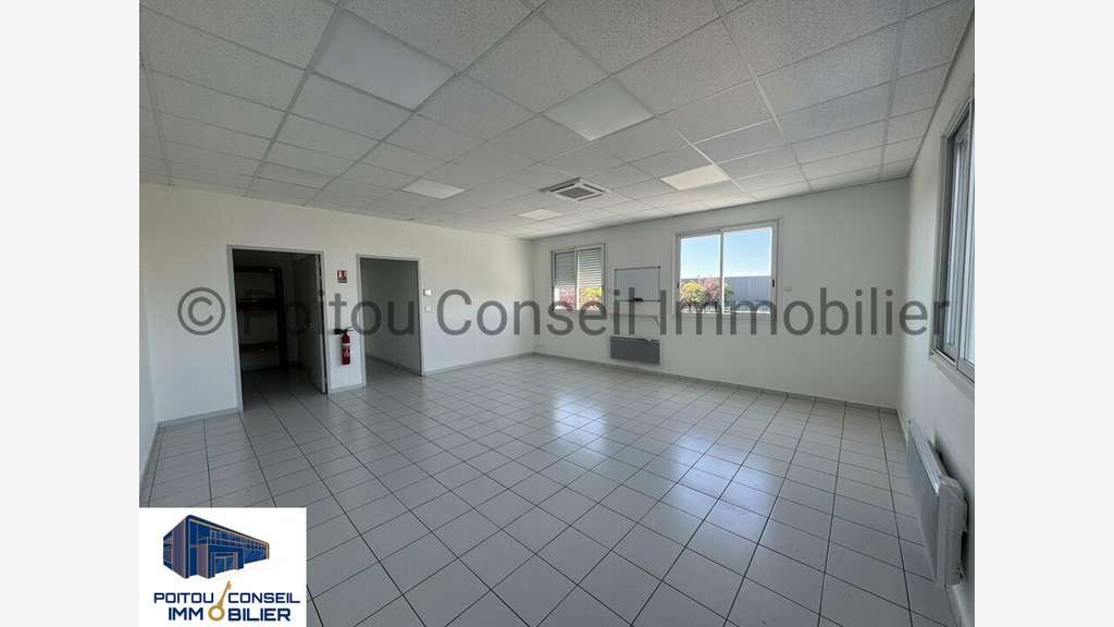 Entrepôt 1700m² à louer à Niort