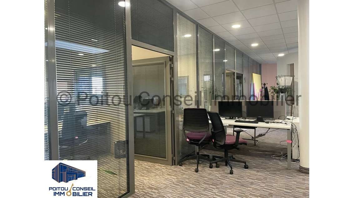 Local commercial 732m² à louer à Niort