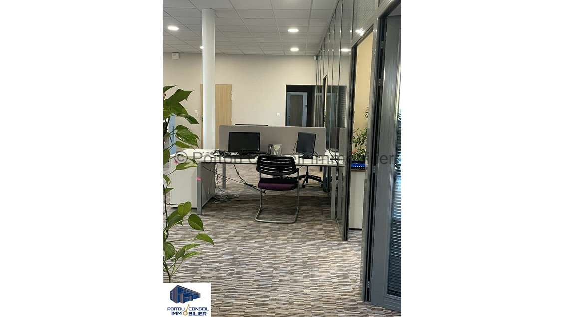 Local commercial 732m² à louer à Niort