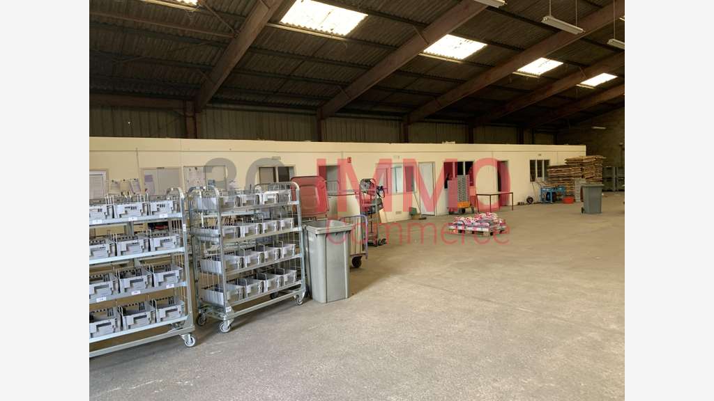 A louer local Industriel 700m² + parking à Niort