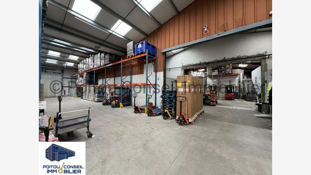 Local d'activité 950m² à louer Niort Mendes France