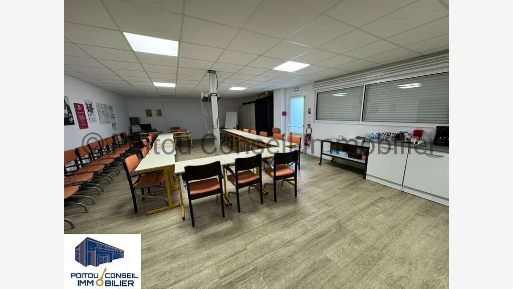 Local d'activité 950m² à louer Niort Mendes France